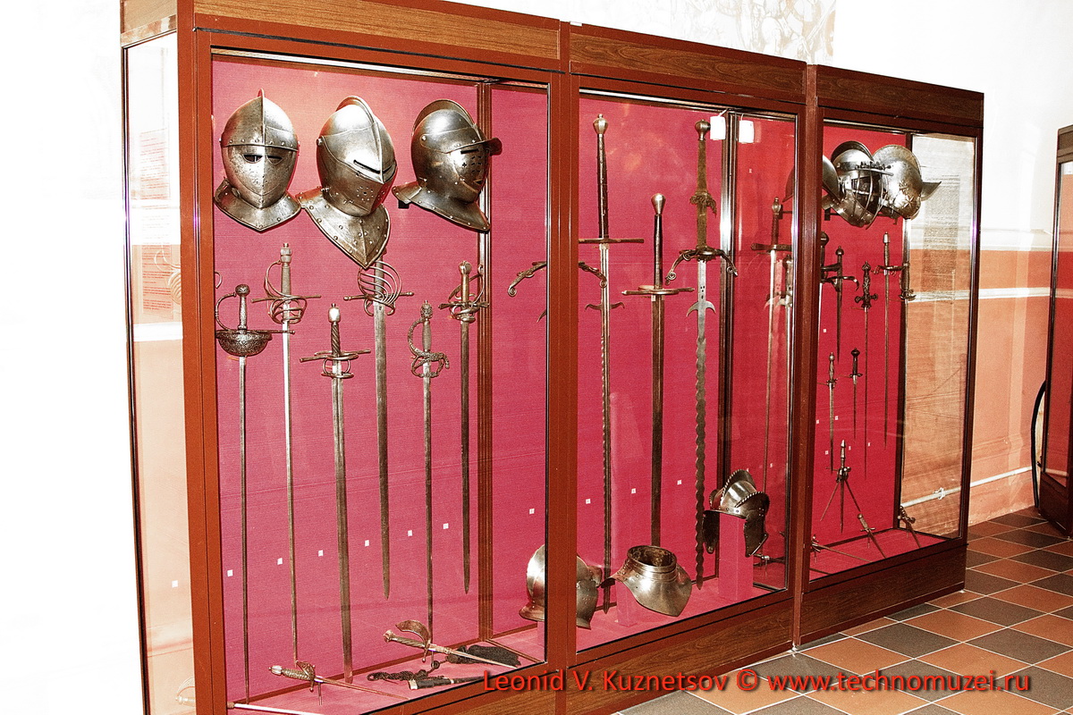 Рыцарские мечи и шлемы в Артиллерийском музее