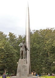 Памятник Циолковскому в сквере Мира в Калуге