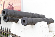 старинные крепостные пушки на проспекте Мира в Костроме