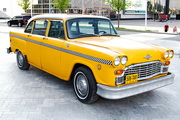 автомобиль Checker Taxicab Арт-объект у ТРЦ "Вегас" на МКАДе