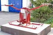 Памятник ручному пожарному насосу в Хомутово