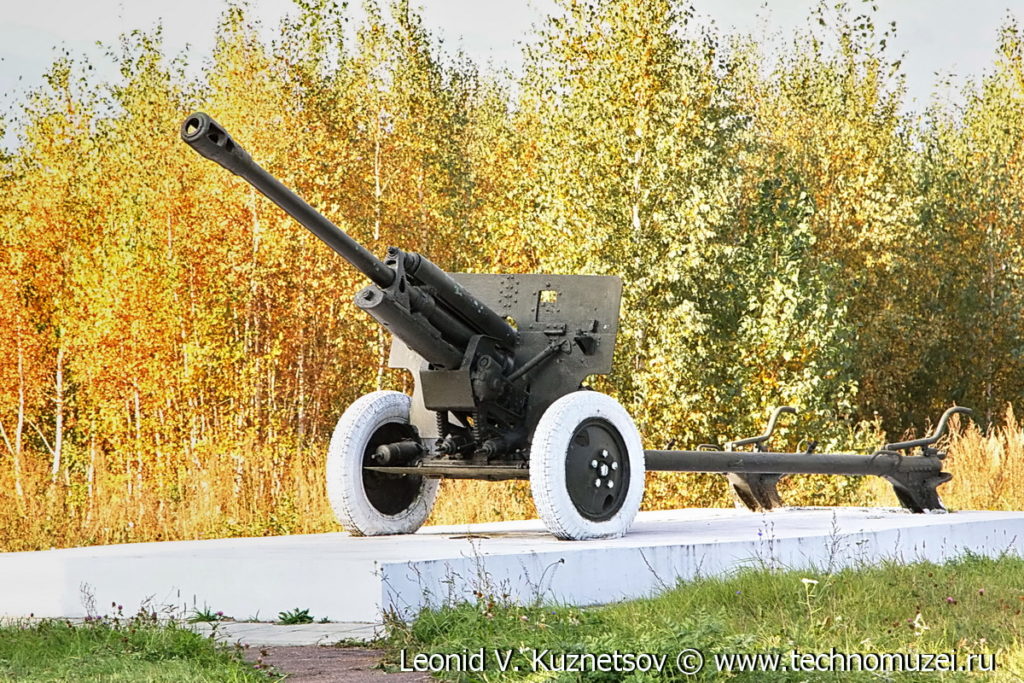 Пушка ЗиС-3 на мемориале генерал-майору Гуртьеву на трассе М-2