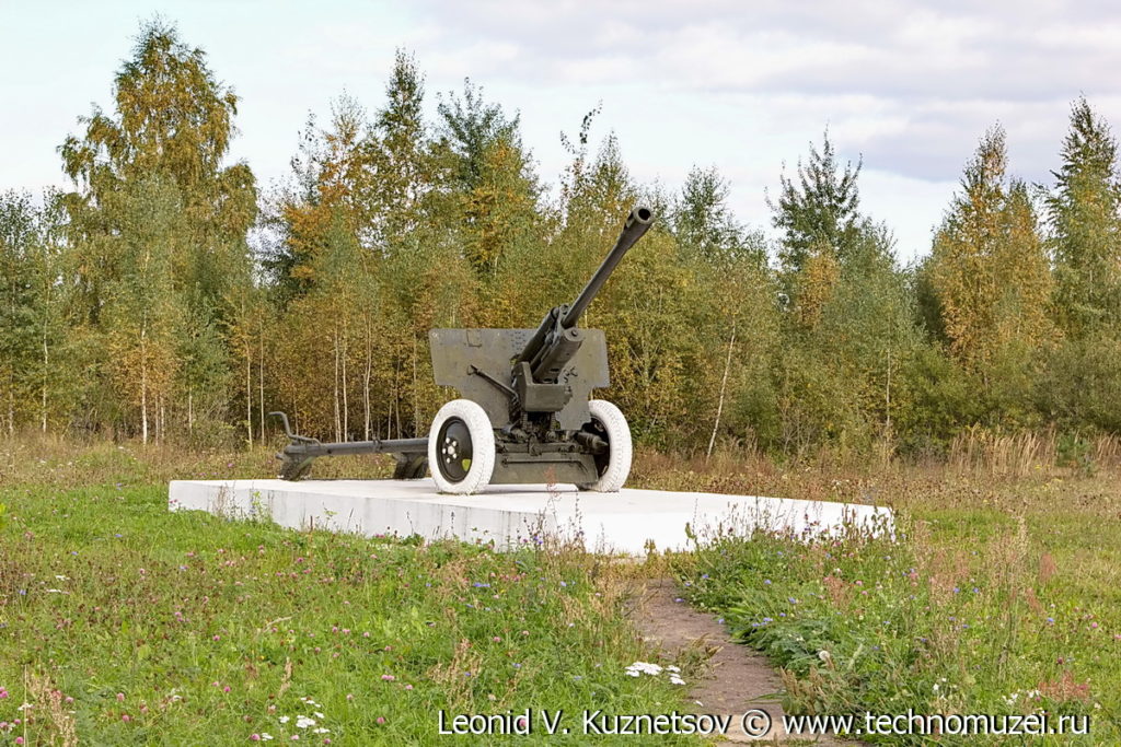 Пушка ЗиС-3 на мемориале генерал-майору Гуртьеву на трассе М-2