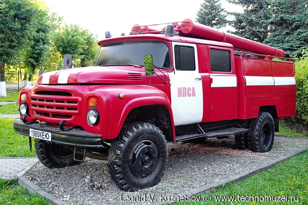 Пожарная цистерна АЦ-40(130) модель 63Б в музее пожарной техники в Иваново