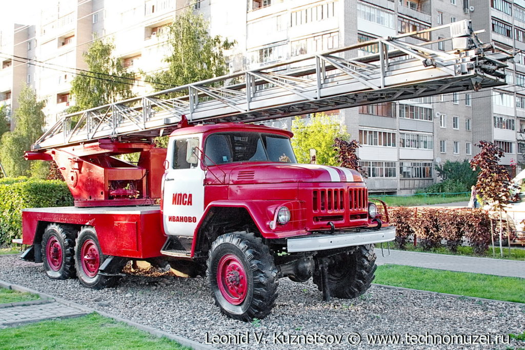 Пожарная лестница АЛ-30(131) в музее пожарной техники в Иваново