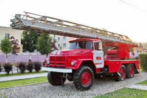 Пожарная лестница АЛ-30(131) в музее пожарной техники в Иваново