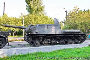 Самоходная артиллерийская установка ИСУ-152 на выставке военной техники в парке 35-летия Победы в Кинешме