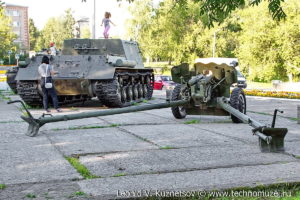 Пушка Д-44 на выставке военной техники в парке 35-летия Победы в Кинешме