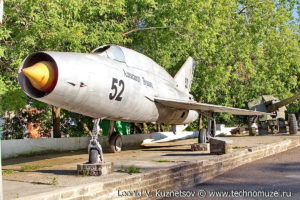 Истребитель МиГ-21 на выставке военной техники в парке 35-летия Победы в Кинешме