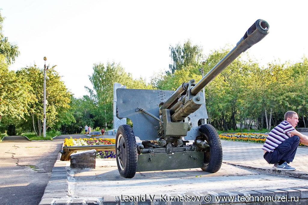 Пушка ЗиС-3 на выставке военной техники в парке 35-летия Победы в Кинешме
