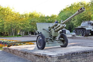 Пушка ЗиС-3 на выставке военной техники в парке 35-летия Победы в Кинешме