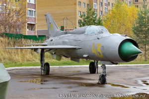 Самолет МиГ-21 в Парке Победы в Костроме