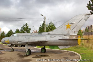 Самолет МиГ-21 в Парке Победы в Костроме
