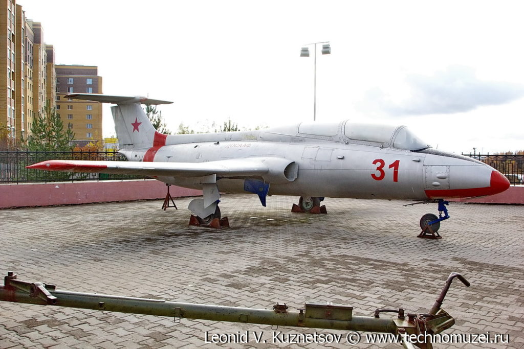 Самолет Aero L-29 Delfin в Парке Победы в Костроме