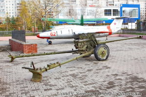 Пушка Д-44 в Парке Победы в Костроме