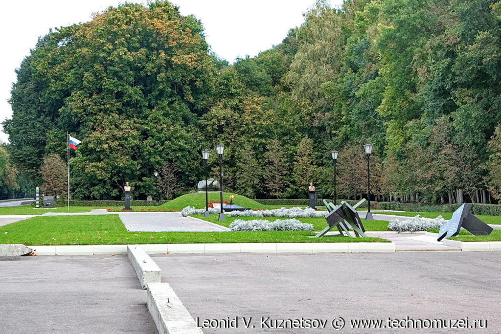 Памятник танкистам на трассе М2 у города Орел