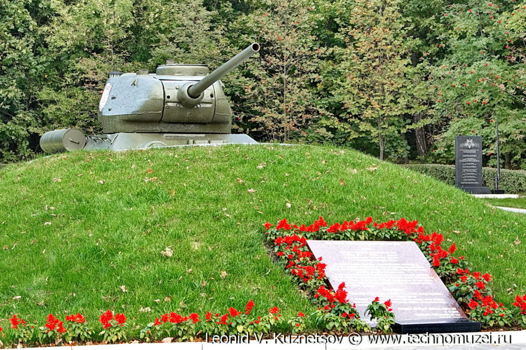 Памятник танкистам на трассе М2 у города Орел
