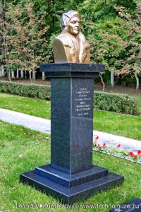 Памятник И.Т.Любушкину на мемориале танкистам на трассе М2 у города Орел