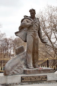 Памятник экипажу атомной подводной лодки "Курск" Музей Вооруженных Сил в Москве