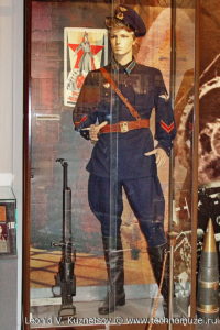 Летчик рядом с авиационным пулеметом ШКАС Музей Вооруженных Сил в Москве