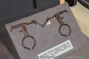 Немецкие наручники для конвоирования партизан и военнопленных Музей Вооруженных Сил в Москве