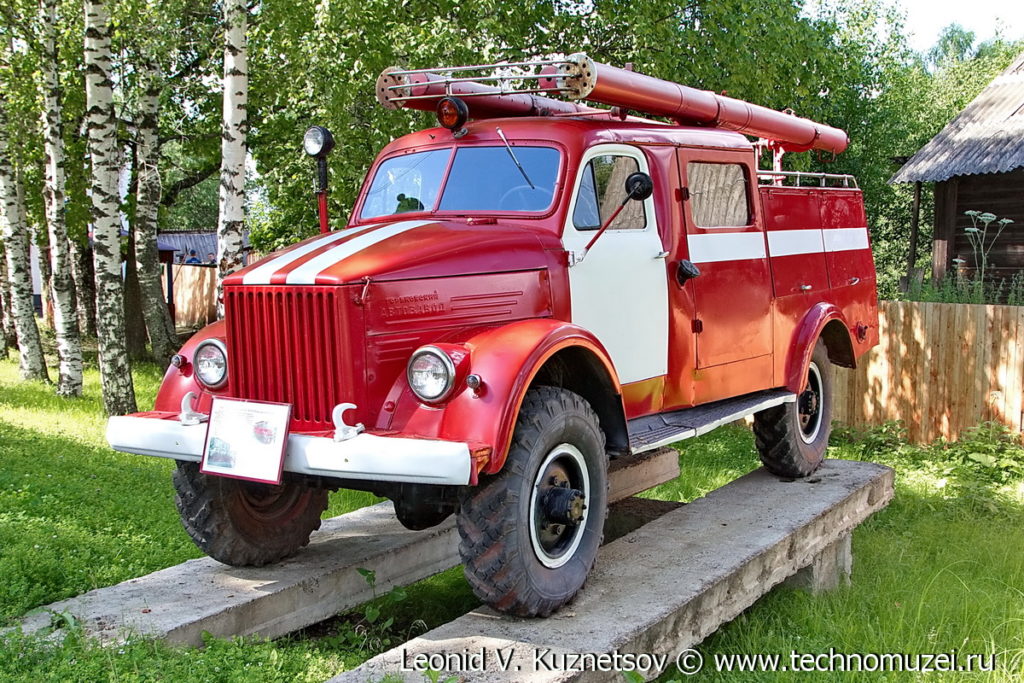Памятник пожарной цистерне ПМГ-19 в поселке Ленинское