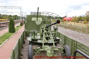 Двухосная платформа с зенитной пушкой 61-К бронепоезда на станции Чернь