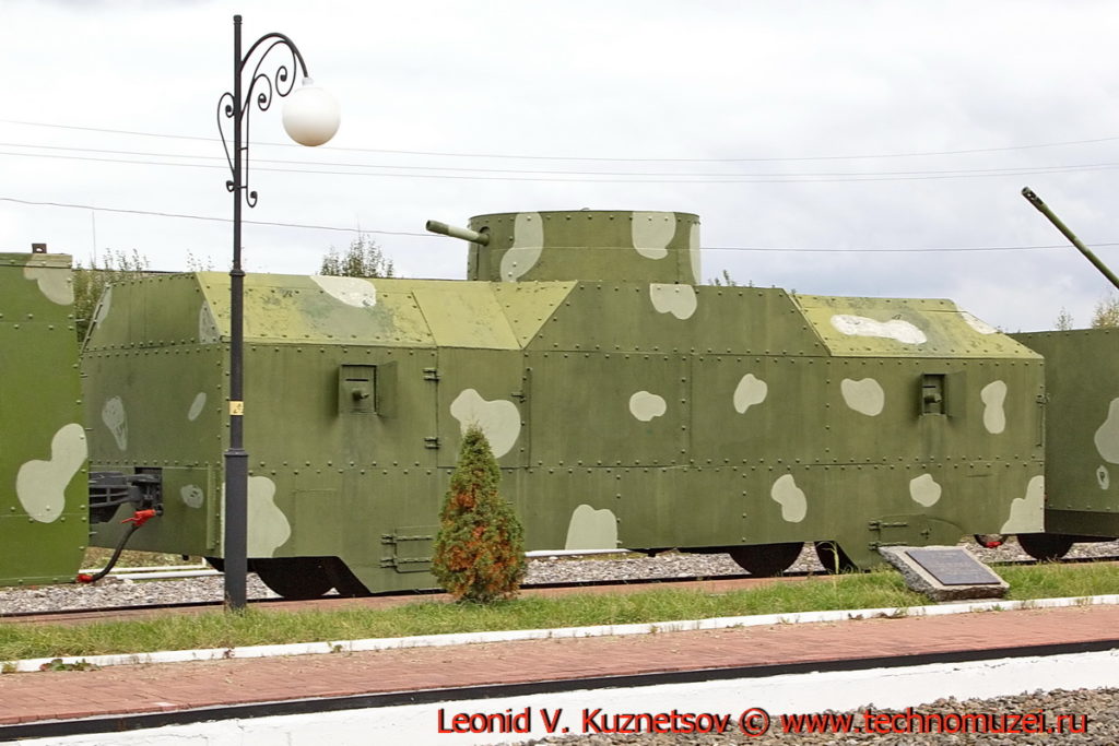Одноорудийная бронеплощадка типа ОБ-3 бронепоезда на станции Чернь