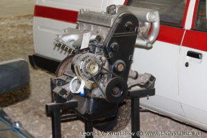 Двигатель АЗЛК в музее Московский транспорт