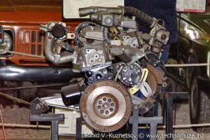 Двигатель АЗЛК-21413 в музее Московский транспорт