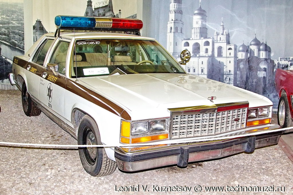 Полицейский Ford LTD Crown Victoria 1983 года в музее Московский транспорт