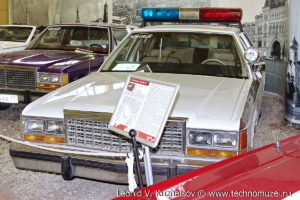 Полицейский Ford LTD Crown Victoria 1983 года в музее Московский транспорт