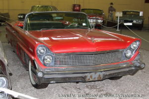 Кабриолет Lincoln Continental 1959 года в музее Московский транспорт