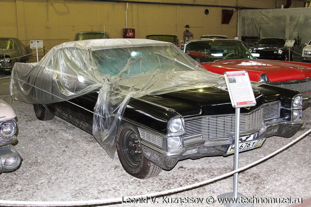 Кабриолет Cadillac Convertible DeVille 1965 года в музее Московский транспорт