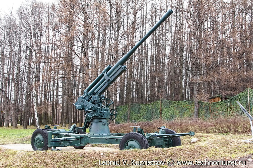 Зенитная пушка 52-К в окопе в Музее на Поклонной горе