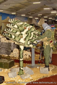 Захваченная у террористов кустарная пусковая установка залпового огня на выставке "Операция в Сирии" в парке Патриот