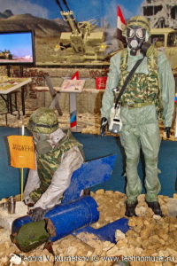 Бойцы войск РХБЗ с детектором "Кербер" на выставке "Операция в Сирии" в парке Патриот