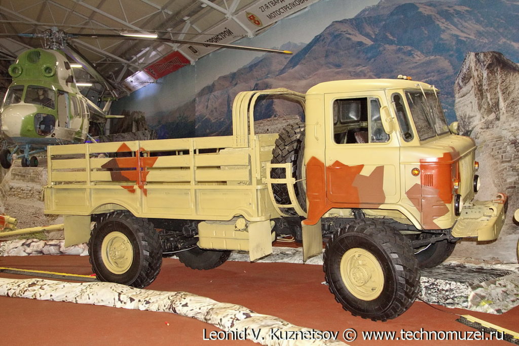 Армейский грузовик ГАЗ-66 в парке Патриот