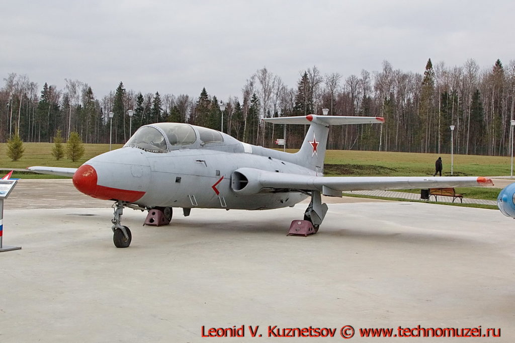 Учебно-тренировочный самолет Aero L-29 Delfin в парке Патриот