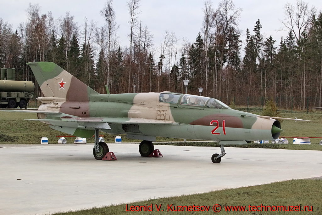 Истребитель МиГ-21УМ в парке Патриот