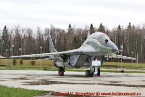 Истребитель МиГ-29УБ в парке Патриот