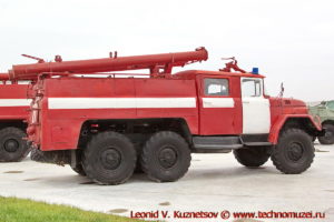 Пожарная автоцистерна АЦ-40(131) в парке Патриот