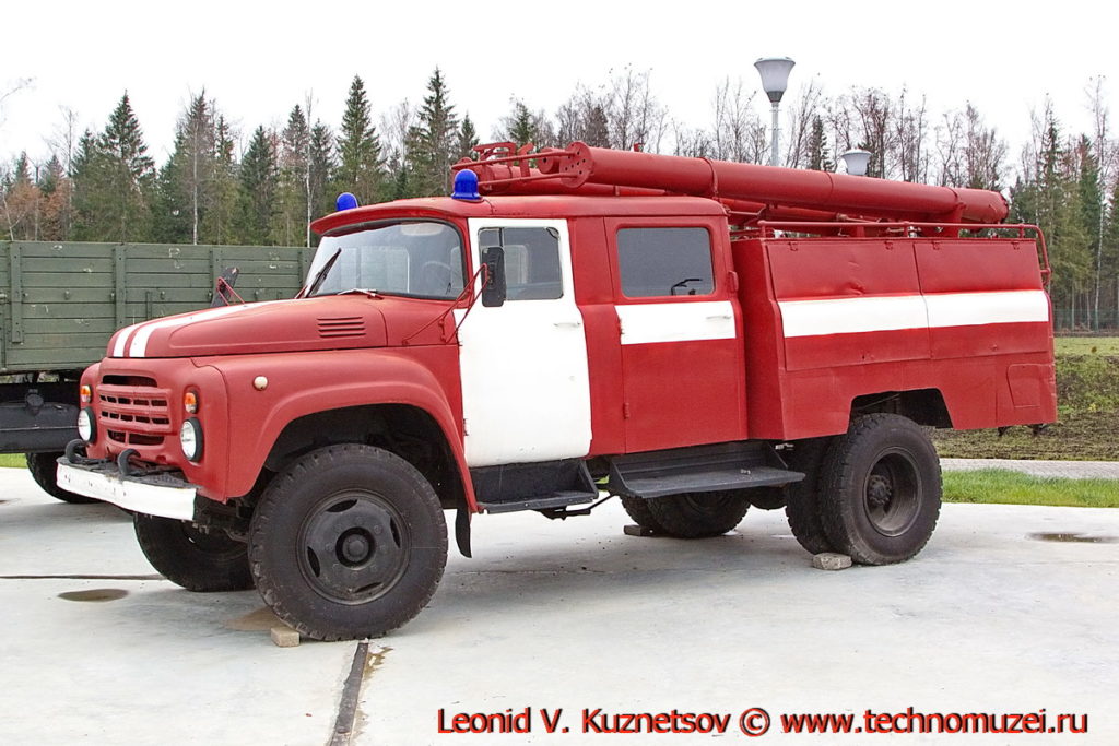 Пожарная автоцистерна АЦ-40(130) в парке Патриот