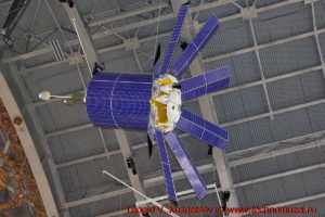 Макет геодезического спутника Гео-ИК-2 в павильоне Космос на ВДНХ