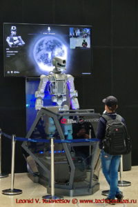 Говорящий робот в павильоне Космос на ВДНХ