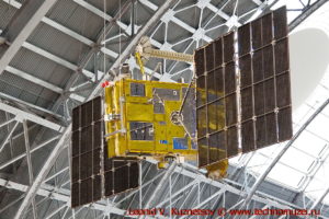 Макет спутника глобальной навигационной системы ГЛОНАСС-К в павильоне Космос на ВДНХ