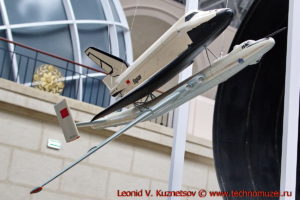 Самолёт ВМТ-Атлант с космическим челноком Буран в павильоне Космос на ВДНХ