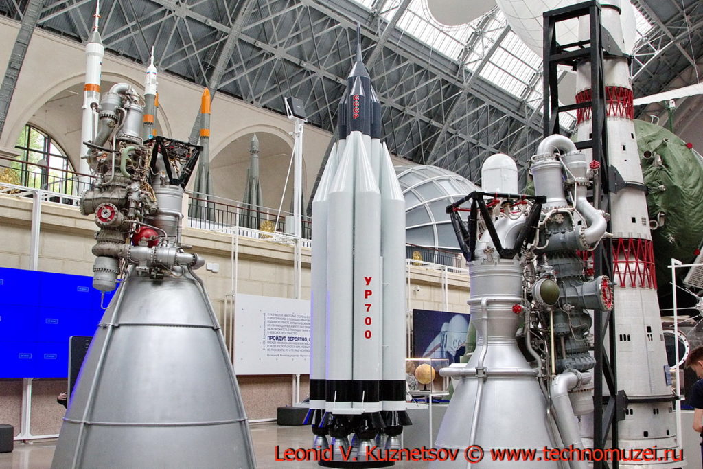 Макет ракеты-носителя УР-700 в павильоне Космос на ВДНХ