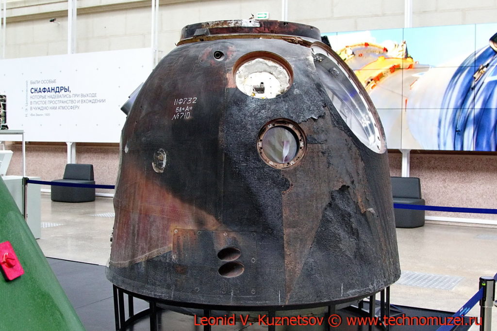 Спускаемый аппарат космического корабля Союз-ТМ в павильоне Космос на ВДНХ