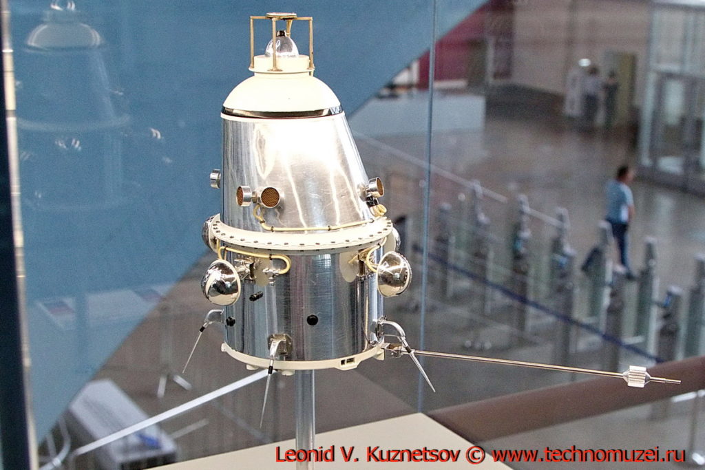 Модель первого искусственного спутника Луны Луна-10 в павильоне Космос на ВДНХ
